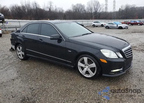 2012 Mercedes-Benz E 350 z USA, uszkodzony, nr VIN WDDHF5KB8CA574542